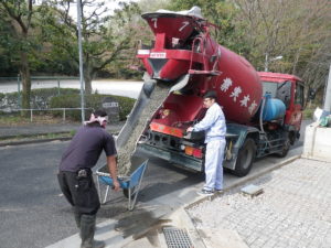 砂利の車庫をコンクリートにする工事例と費用のご紹介。