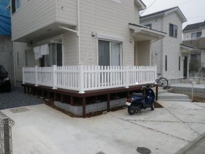 ウリン材ウッドデッキにフェンス工事（八王子市みつい台）