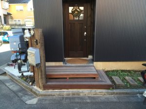 古い玄関が1日で新品に。玄関ドアリフォーム。八王子めじろ台